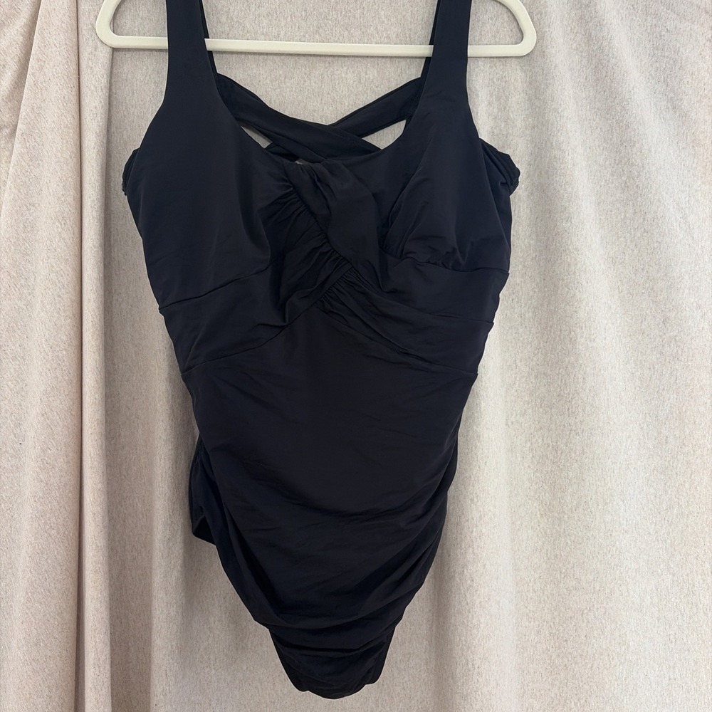 Lands End Women's One Piece Swimsuit Size 18W Black Padded Ruching Round Neck
